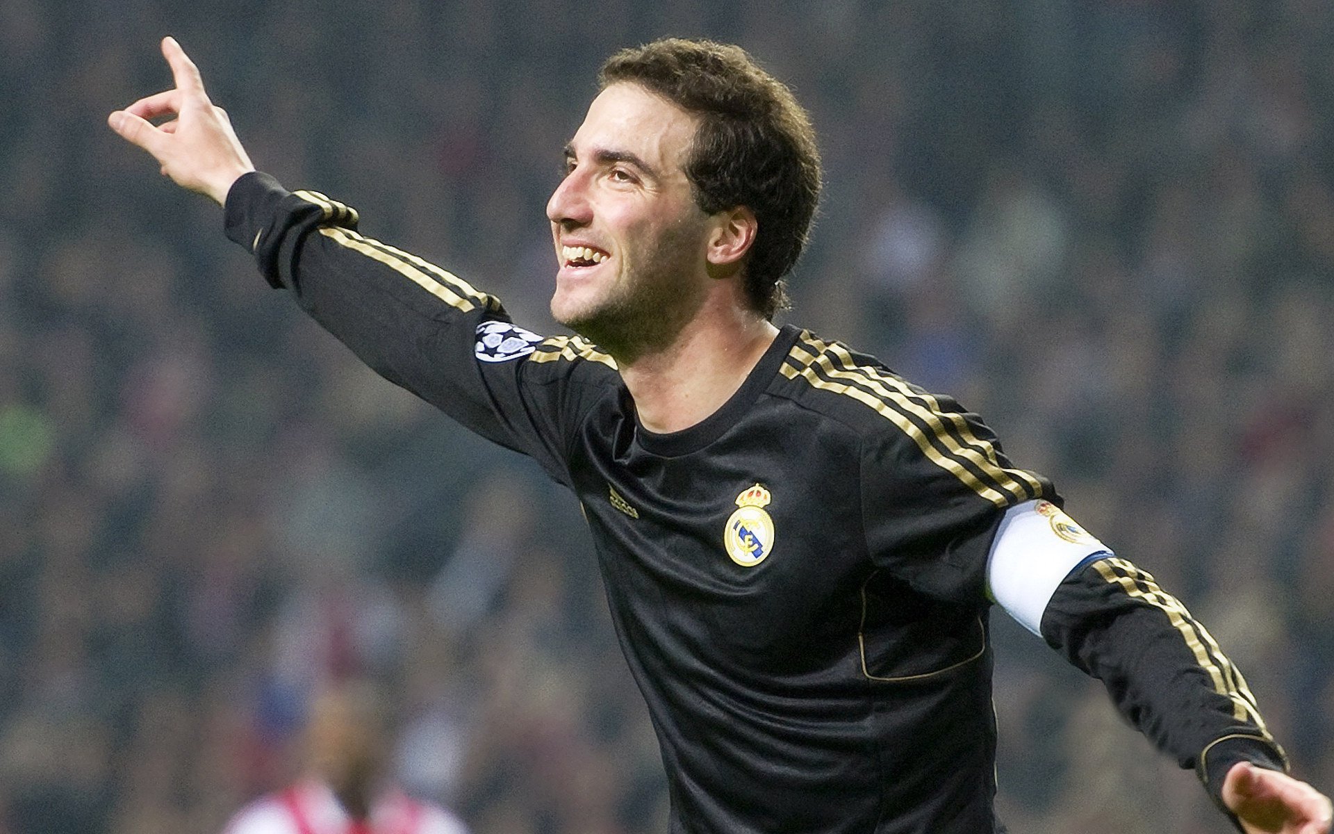 九游娱乐网站-表现优异首场状态出色，日本队观众沸腾！，萨拉赫重返赛场全场沸腾不已